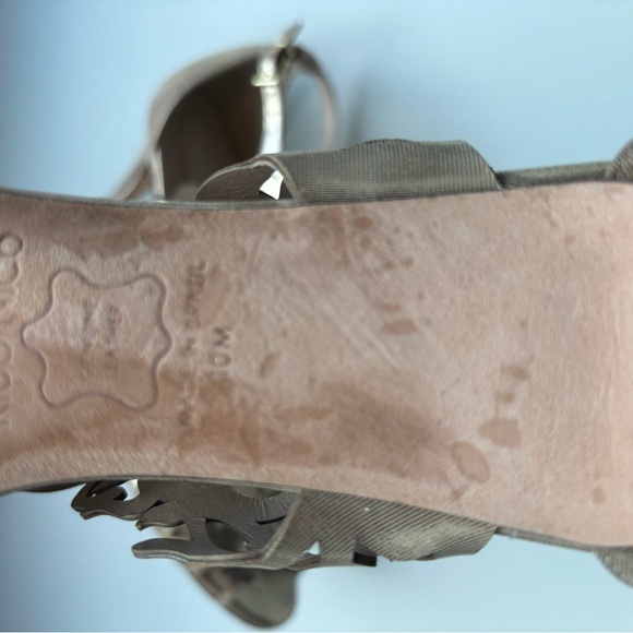 Gold Ornate High Heel Shoes with Floral Cutouts - Picture 4 of 4